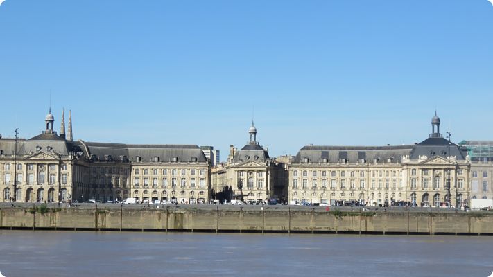 Place de la Bourse avec son miroir d’eau