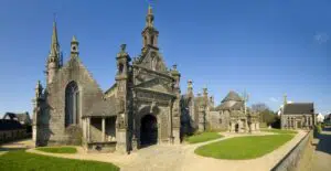 Promenade dans les circuits des enclos paroissiaux du Finistère