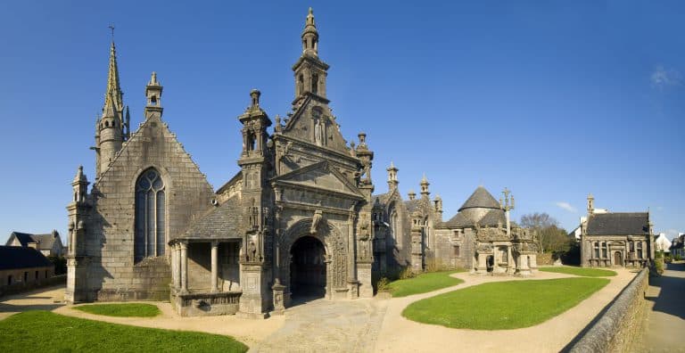 Promenade dans les circuits des enclos paroissiaux du Finistère