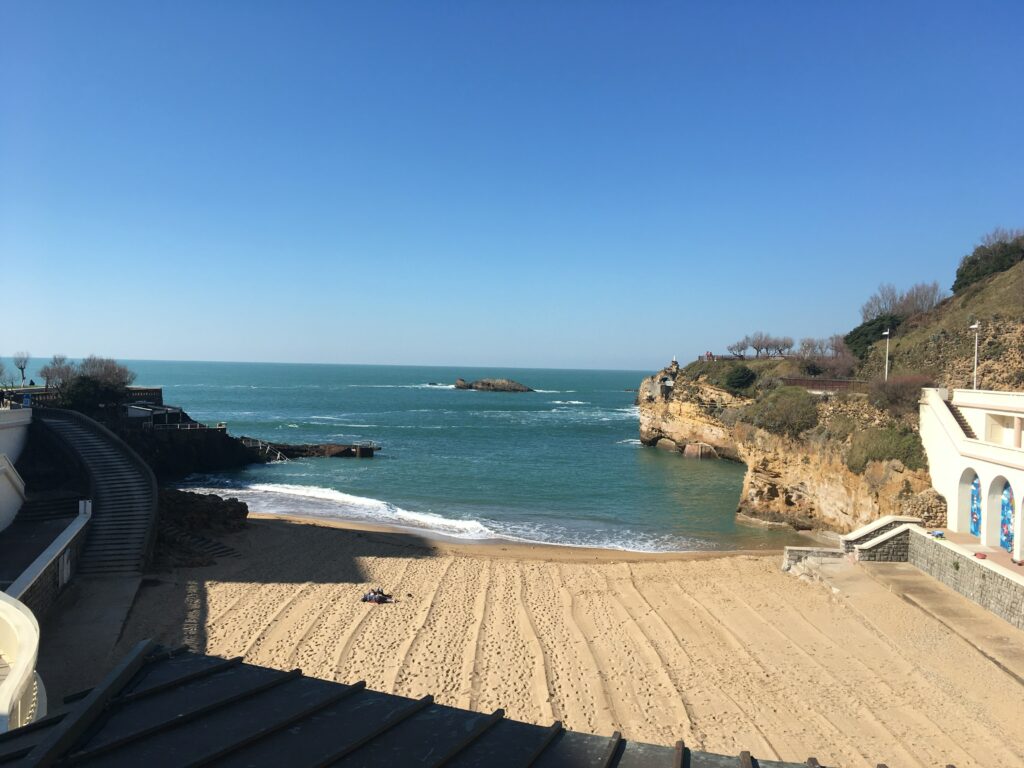 Promenade sur la petite plage de Biarritz