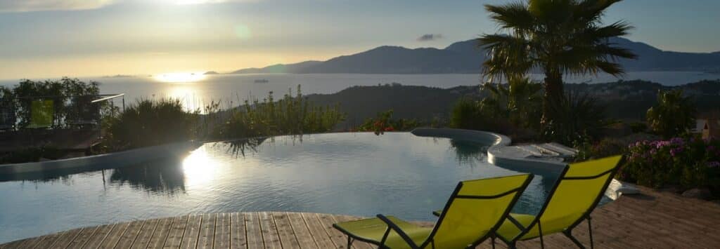 Vue panoramique depuis la piscine l'établissement la Villa Sole Rossu