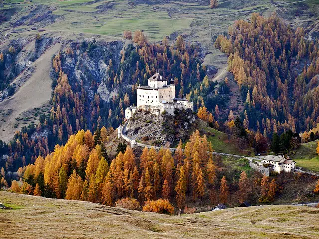 Le château de Tarasp , Suisse