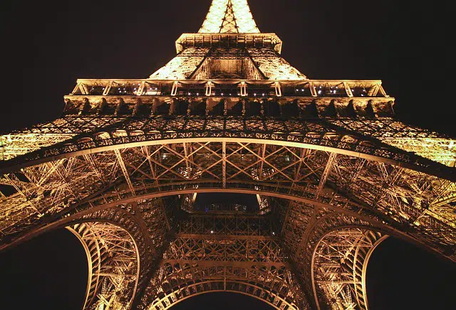 La tour Eiffel est une tour de fer puddlé de 324 mètres de hauteur