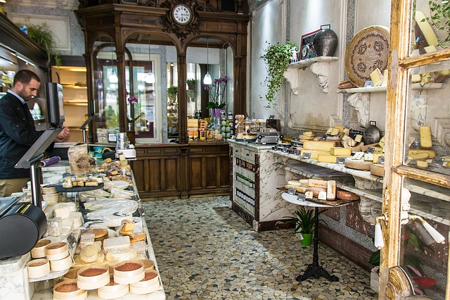 Qu'il soit de vache, de chèvre ou de brebis, les Français en sont toujours friands : le fromage occupe encore une place de choix sur nos tables.