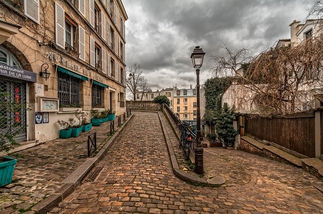 Femme Seule : Comment Voyager à Paris en Sécurité